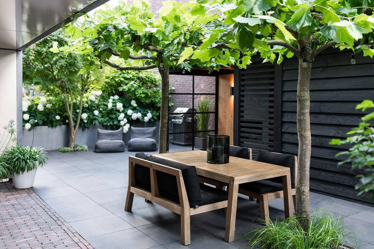 Dé outdoor trend van 2022 low dining Royal Design Luxury Gardens voorjaarsnummer 2022
