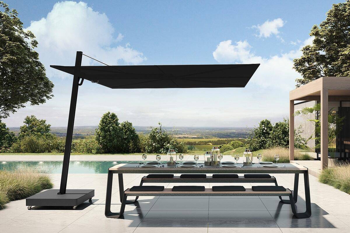 Zwarte parasol Umbrosa Versa UX - voorjaarsnummer Luxury Gardens 2022