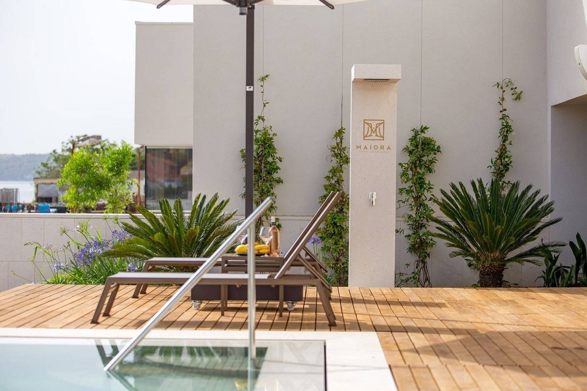 Grota-outdoor-shower-polished - Luxury Gardens magazine najaar 2022