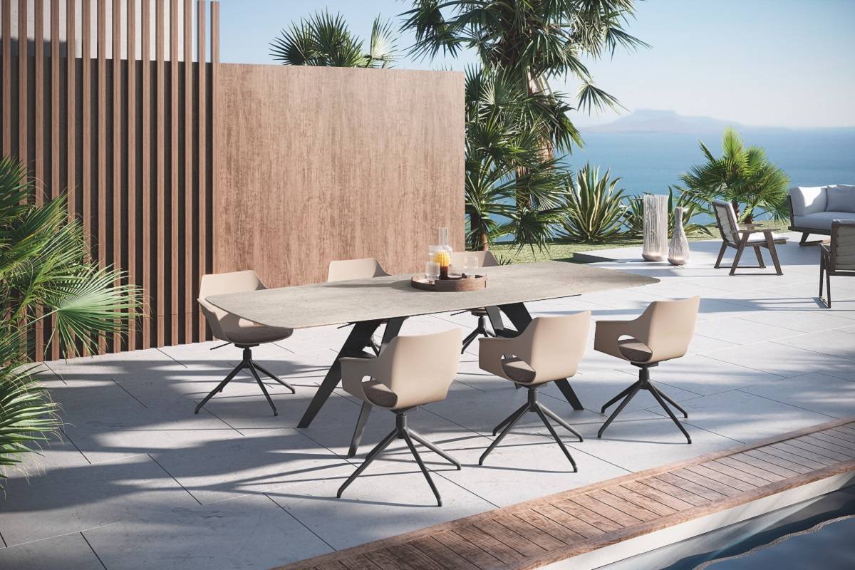Zumsteg - tafel Lineo stoelen YARA - Luxury Gardens magazine 2022