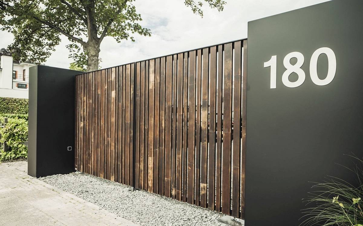 DJS Hekwerken - Leren poort - Luxuru Gardens Magazine voorjaar 2023