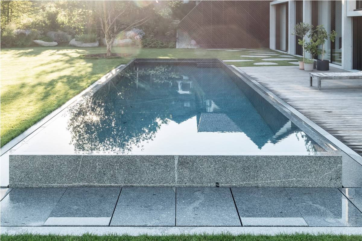 Ambiance Wellness granieten zwembad - Luxury Gardens Magazine 4 - Najaar 2023