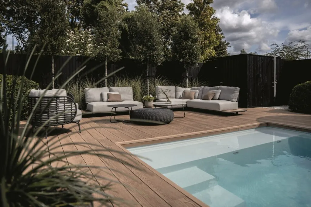 Linda Exclusieve tuinen Het Communicatiemeisje- Luxury Gardens Platform 1