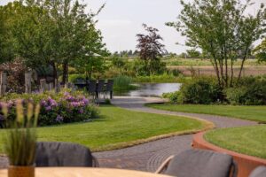 Van Sleeuwen Hoveniers - Galaton Klinkers van Formaat - Luxury Gardens Magazine 4 - Najaar 2023