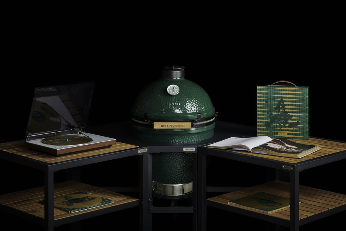 Big Green Egg -Evergreens from around Europe - Luxury Gardens Magazine 6 - Najaar 2024