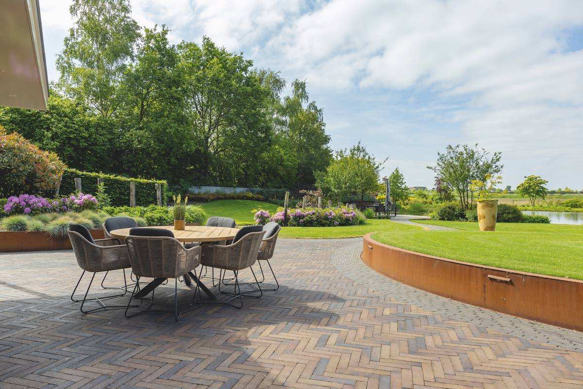 Van Sleeuwen Hoveniers - Galaton Klinkers van Formaat - Luxury Gardens Platform