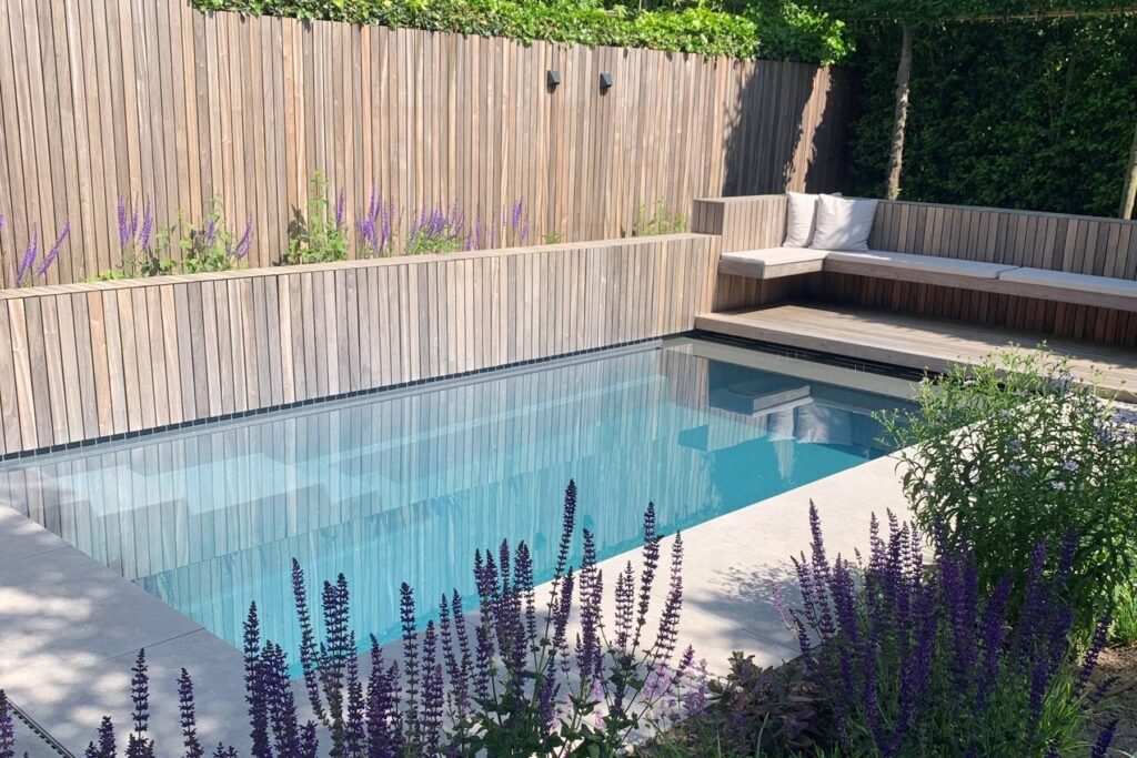 Compass Pools - AN 62 antraciet beachline zitbank hout michiel van Loon