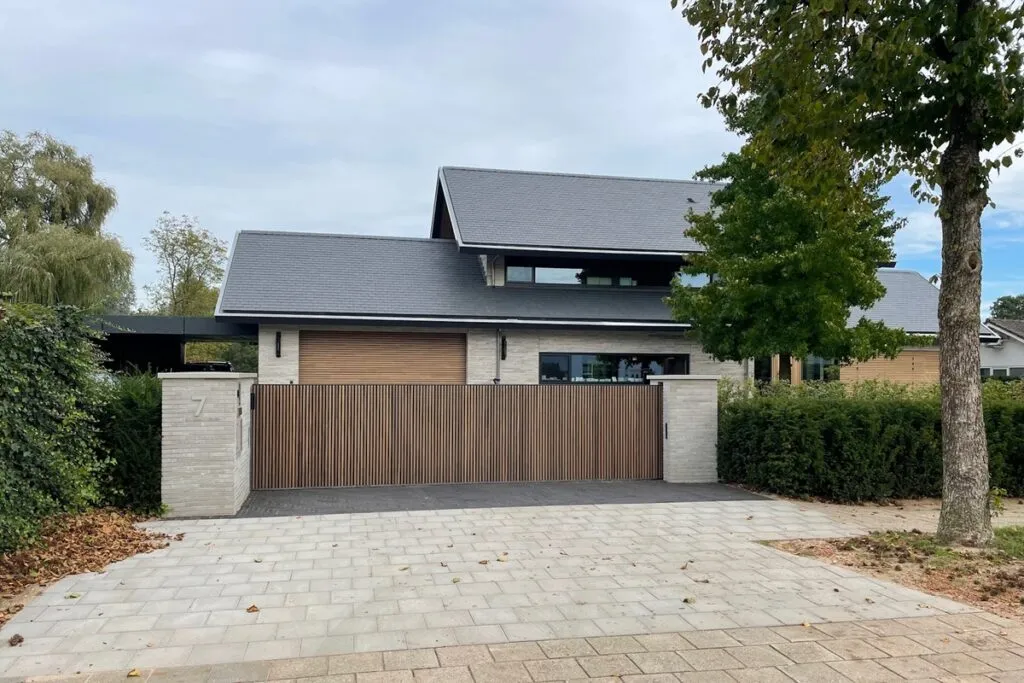 DJS Hekwerken - Houten toegangspoort - Luxury Gardens Platform