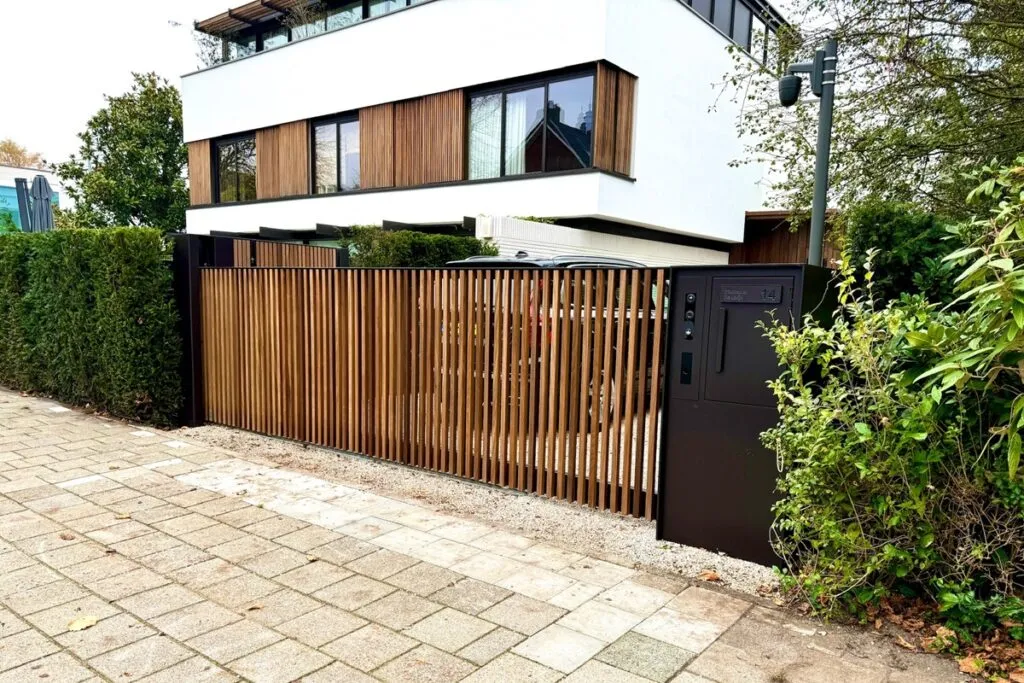 DJS Hekwerken - Houten toegangspoort - Luxury Gardens Platform