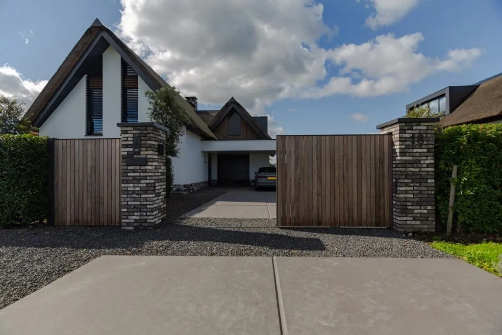 DJS Hekwerken - Houten toegangspoort - Luxury Gardens Platform