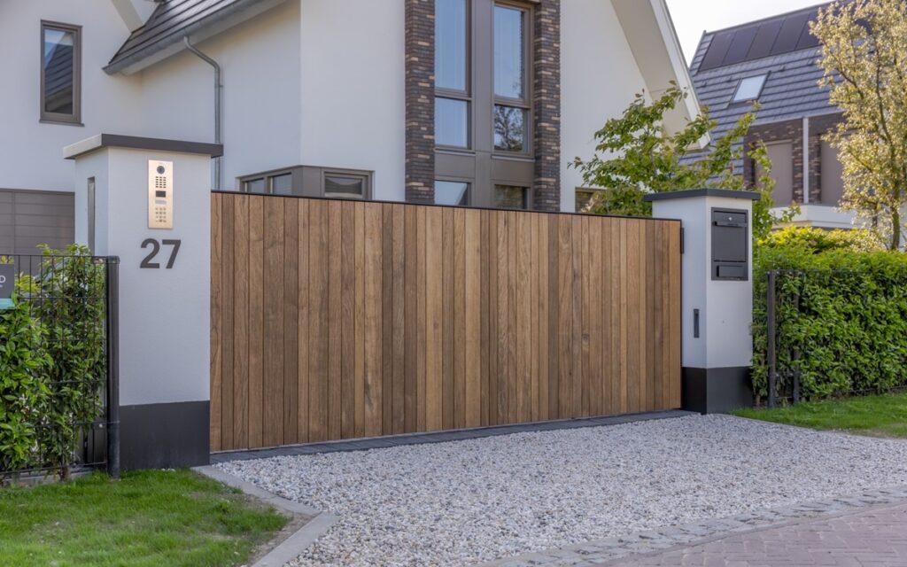 DJS Hekwerken - Houten toegangspoort - Luxury Gardens Platform