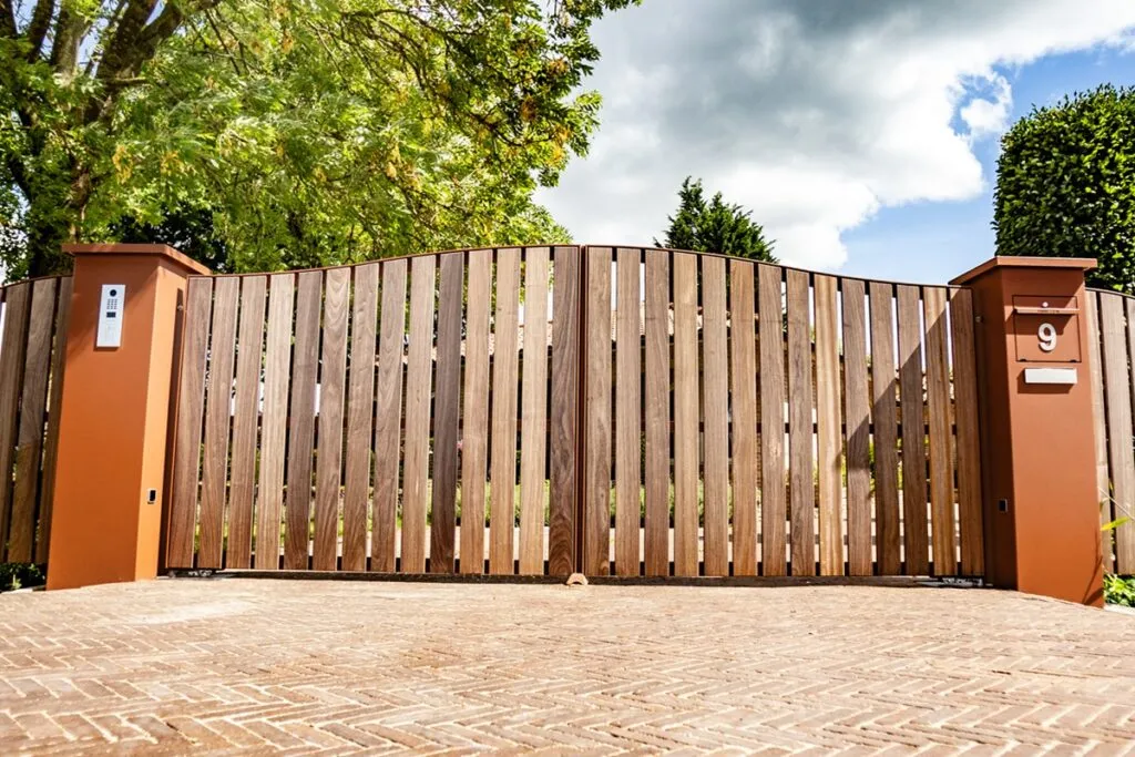 DJS Hekwerken - Houten toegangspoort - Luxury Gardens Platform
