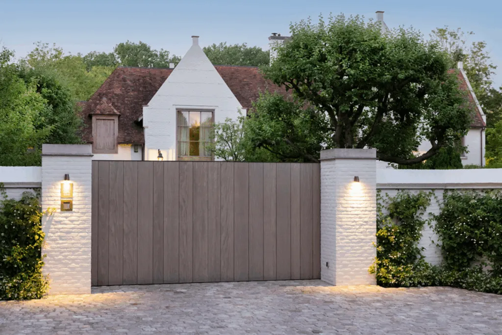 DJS Hekwerken - Houten toegangspoort - Luxury Gardens Platform