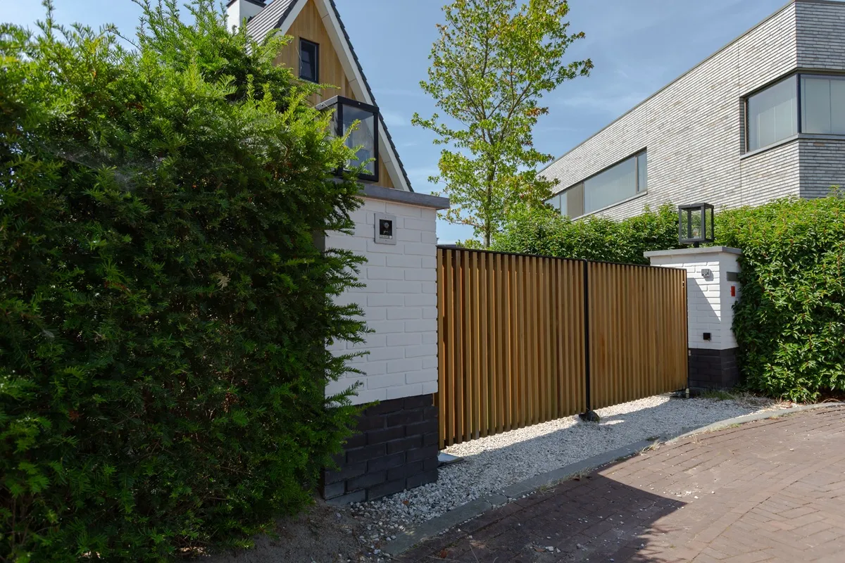 DJS Hekwerken - Houten toegangspoort - Luxury Gardens Platform