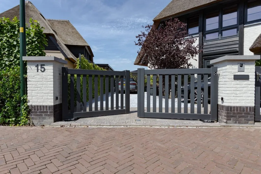 DJS Hekwerken - Landelijke poort - Luxury Gardens Platform