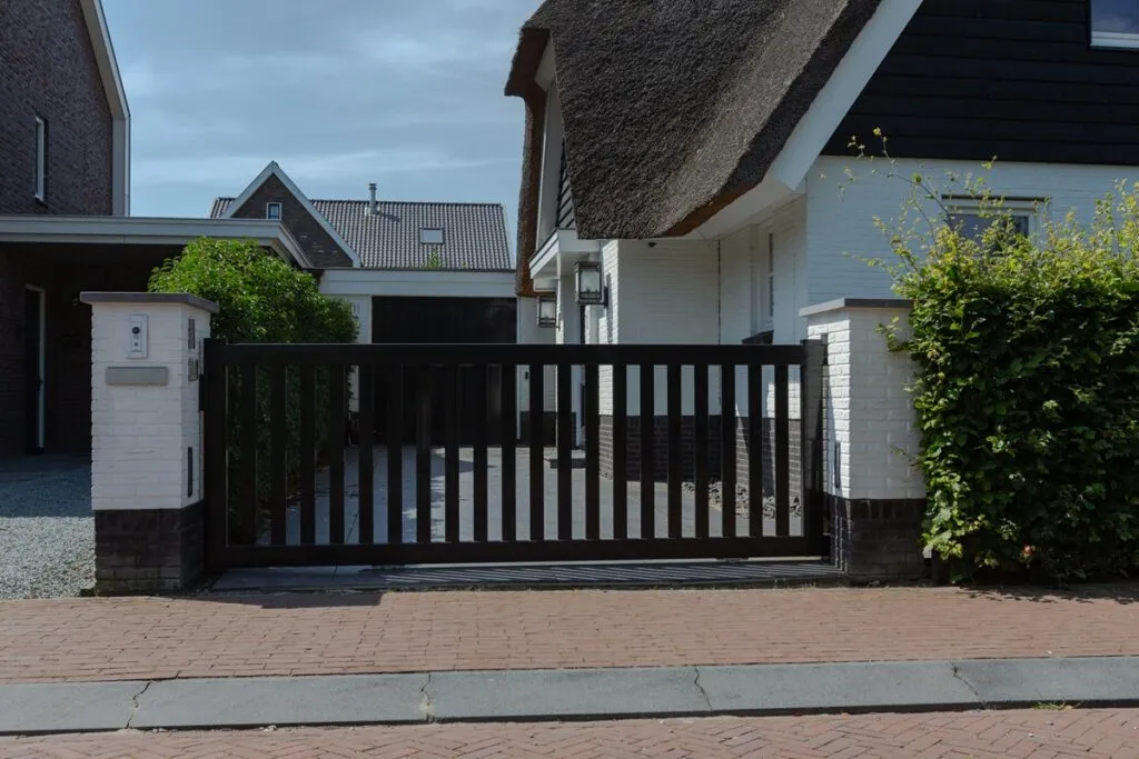 DJS Hekwerken - Landelijke poort - Luxury Gardens Platform 