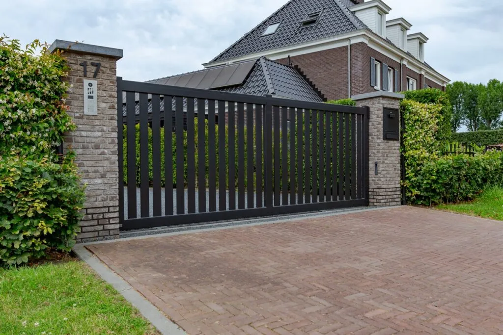 DJS Hekwerken - Landelijke poort - Luxury Gardens Platform 