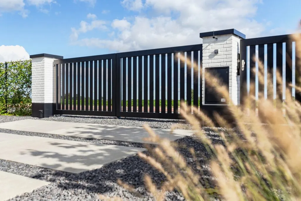 DJS Hekwerken - Landelijke poort - Luxury Gardens Platform 