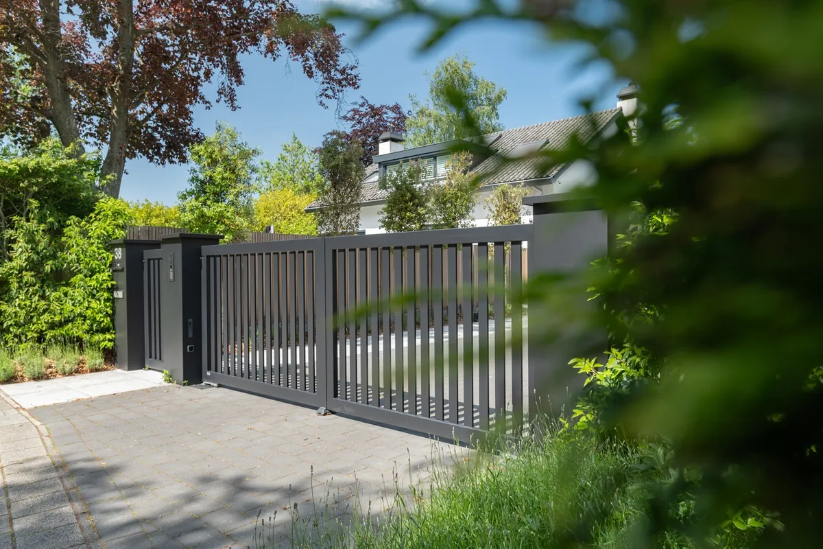 DJS Hekwerken - Landelijke poort - Luxury Gardens Platform