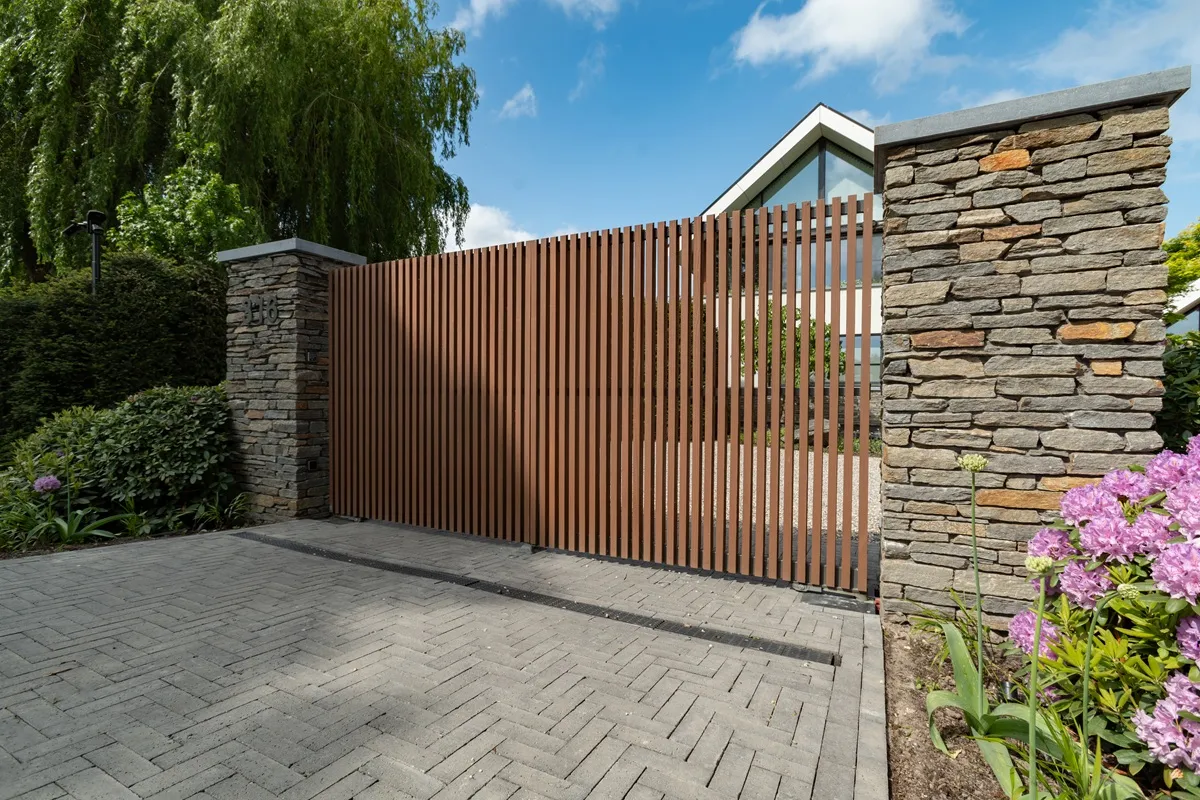 DJS Hekwerken - Moderne poort - Luxury Gardens Platform