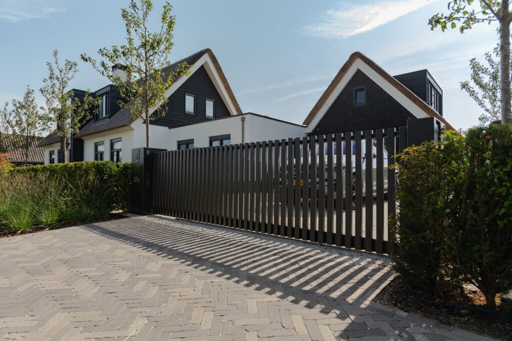 DJS Hekwerken - Moderne poort - Luxury Gardens Platform 