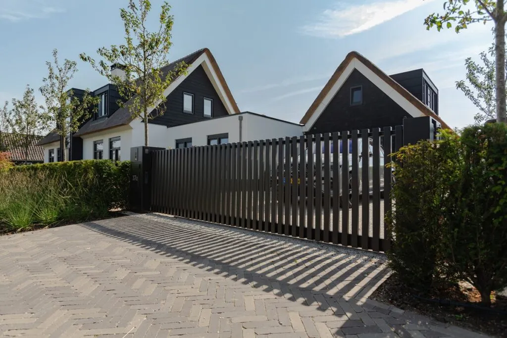 DJS Hekwerken - Moderne poort - Luxury Gardens Platform