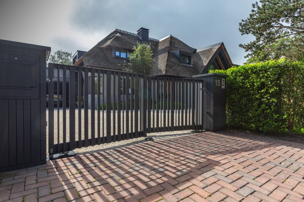 DJS Hekwerken - Moderne poort - Luxury Gardens Platform 