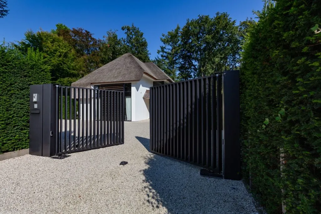 DJS Hekwerken - Moderne poort - Luxury Gardens Platform