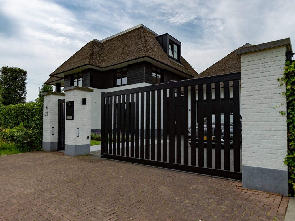 DJS Hekwerken - Moderne poort - Luxury Gardens Platform 