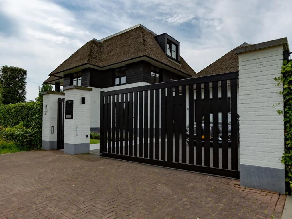 DJS Hekwerken - Moderne poort - Luxury Gardens Platform