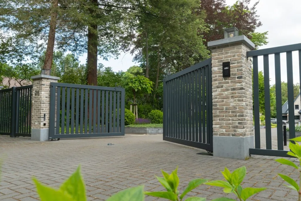 DJS Hekwerken - Tijdloze poorten - Luxury Gardens Platform 