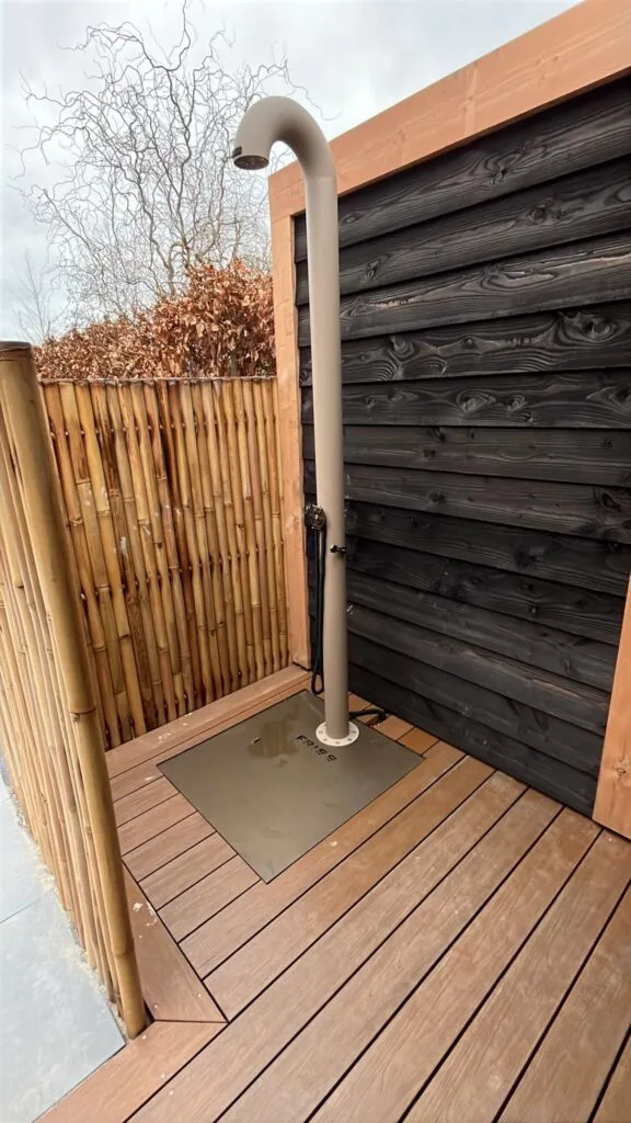 FRISS Outdoor sunny sahara outdoor shower luxe buitendouche met plaat op milboard - Luxury Gardens Magazine