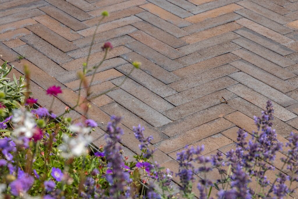 Galaton - Klinkers van FORMAAT - Luxury Gardens Magazine 1