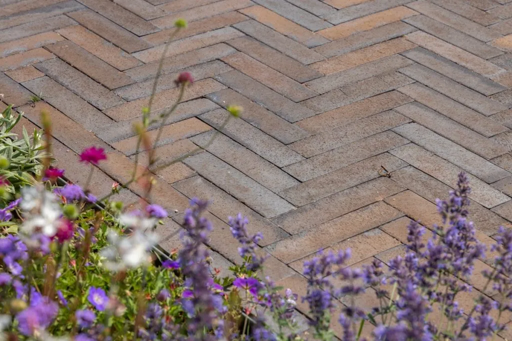 Galaton - Klinkers van FORMAAT - Luxury Gardens Magazine 1