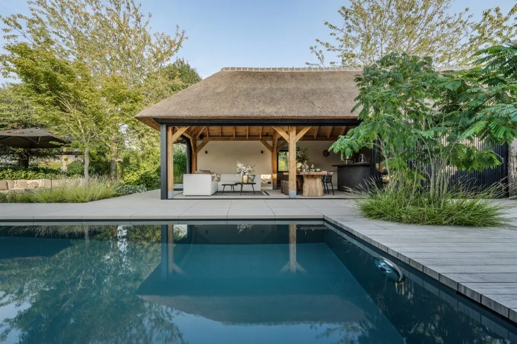 Meker Tuinen - Heeren van Eijck poolhouse - Robert Koelewijn Fotografie - Luxury Gardens Magazine