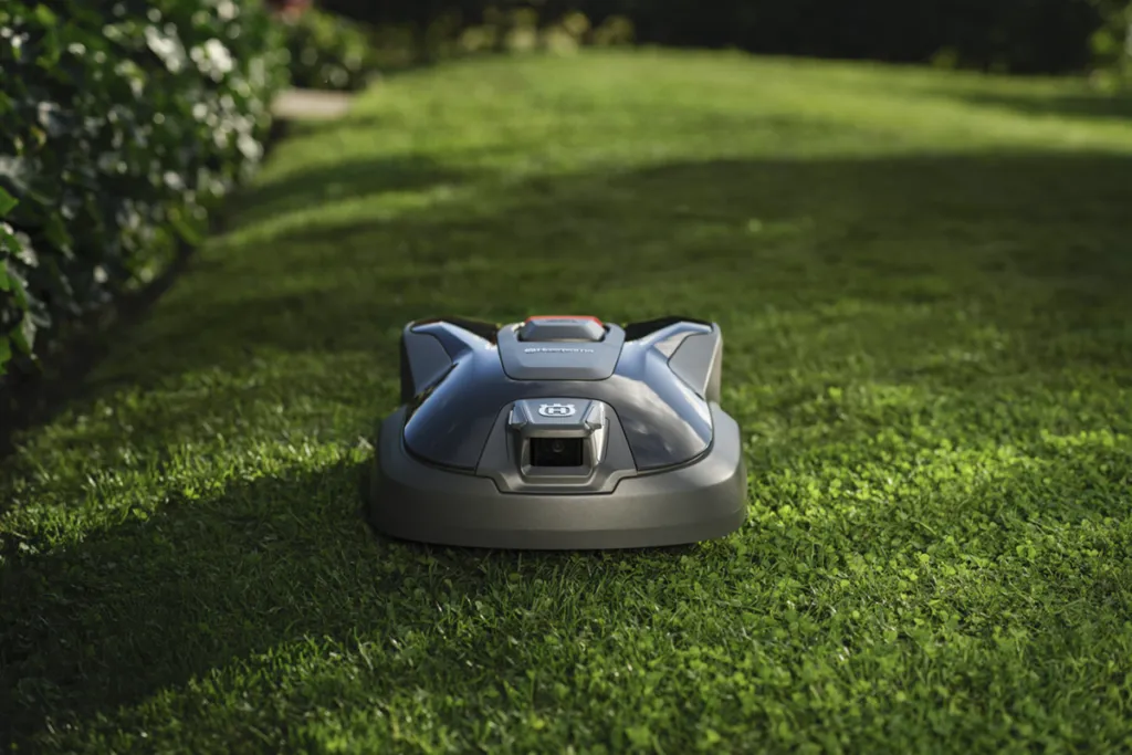 Husqvarna robotmaaiers mét AI-vision - Luxury Gardens Magazine