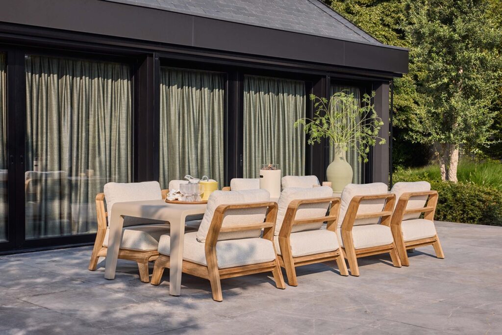 Basta-SUNS-Diningtable - Luxury Gardens Magazine