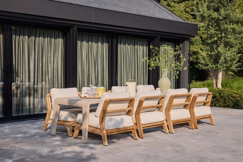 Basta-SUNS-Diningtable - Luxury Gardens Magazine