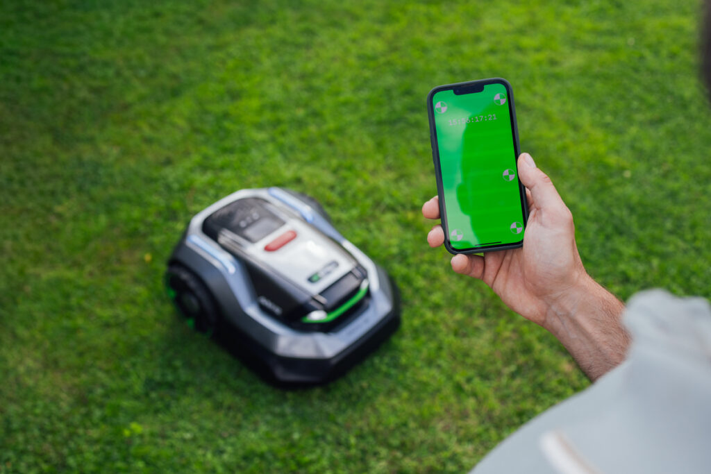 EGO AURA robotmaaier - Luxury Gardens Magazine