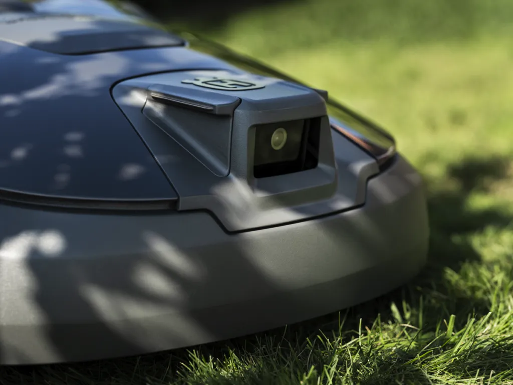 Husqvarna robotmaaiers mét AI-vision - Luxury Gardens Magazine