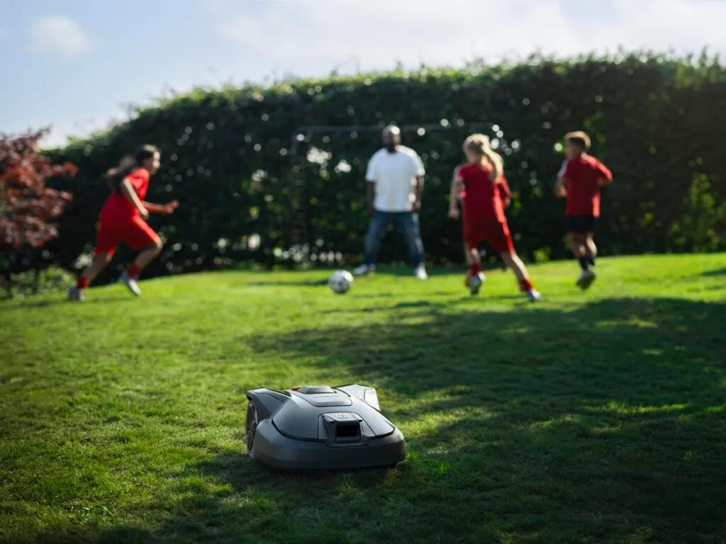 Husqvarna robotmaaiers mét AI-vision - Luxury Gardens Magazine