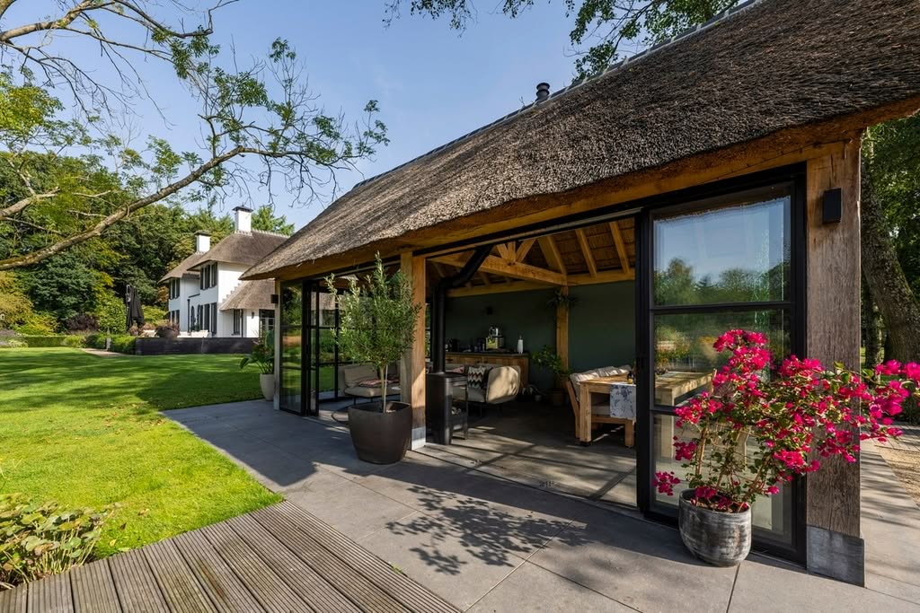 Luxe tuinkamer met rieten dak