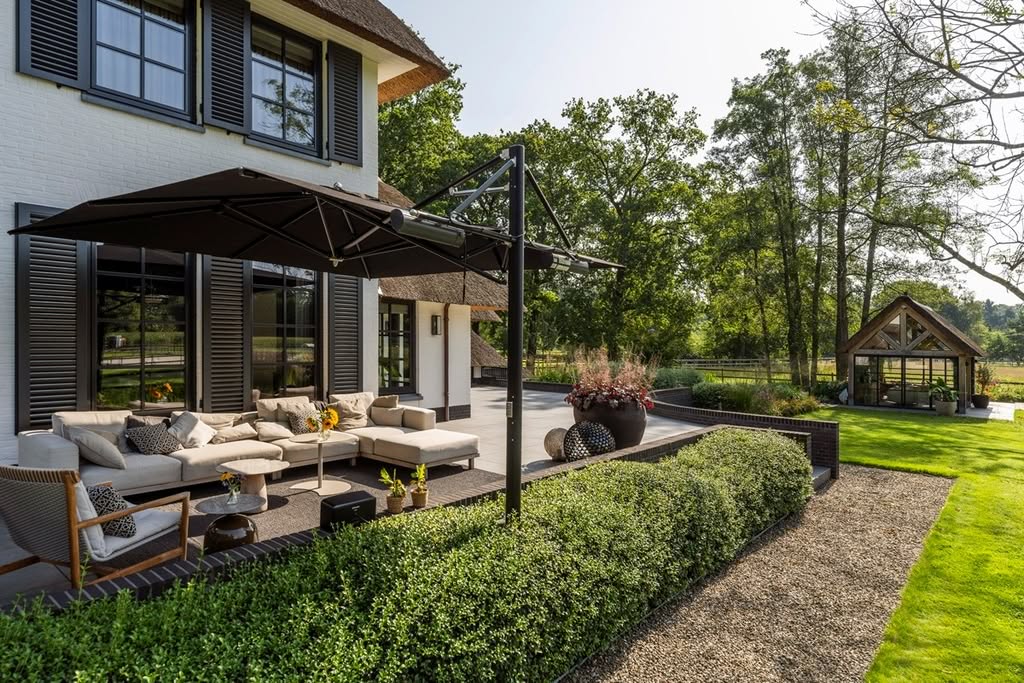 Luxe tuinmeubels met parasol bij villa