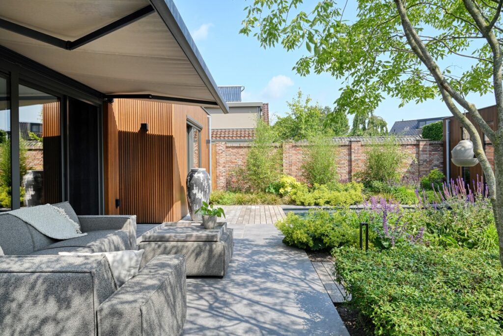 De Hoog Hoveniers - Jaro van Meerten - luxe tuin met overkapping