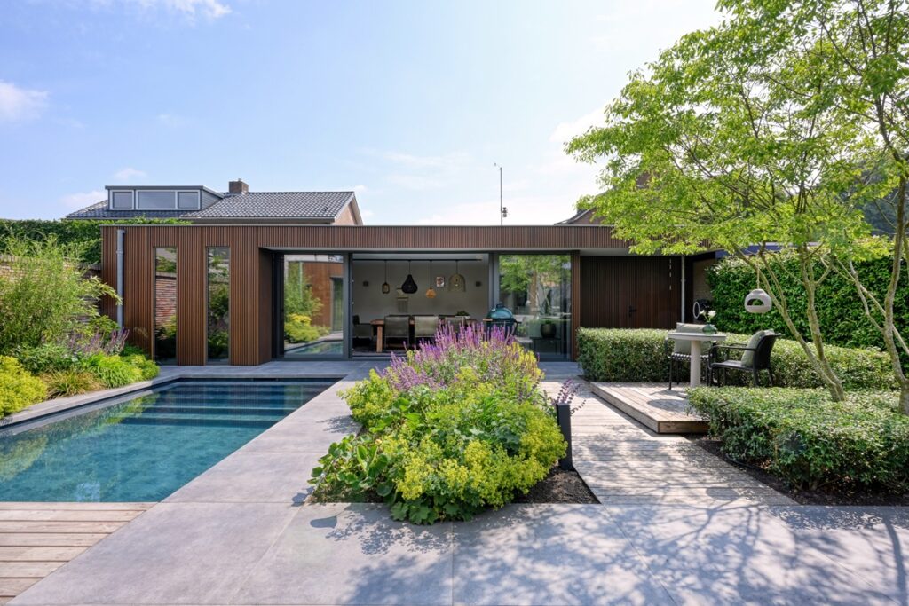 De Hoog Hoveniers - Jaro van Meerten - luxe tuin met overkapping en zwembad