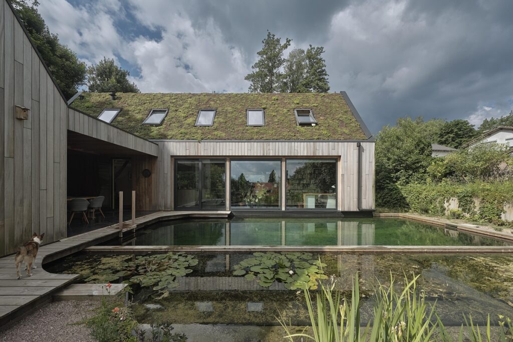 Villa met groendak en zwemvijver