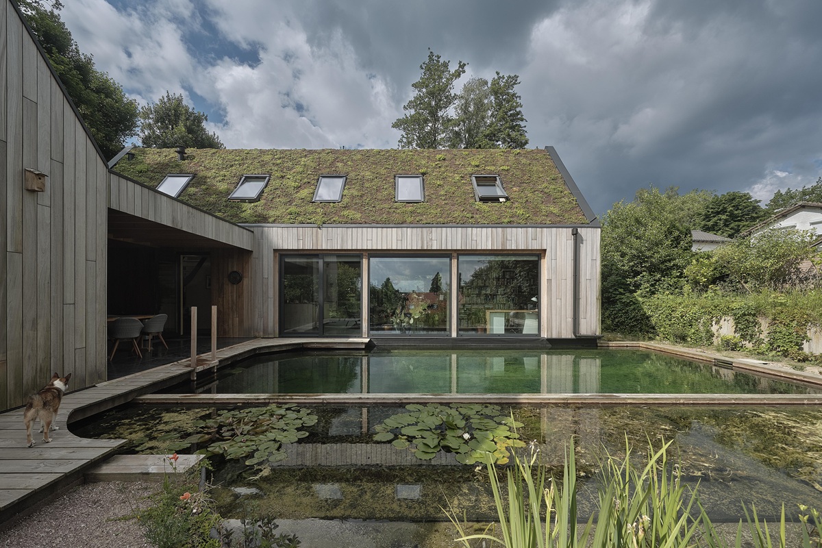 Villa met groendak en zwemvijver