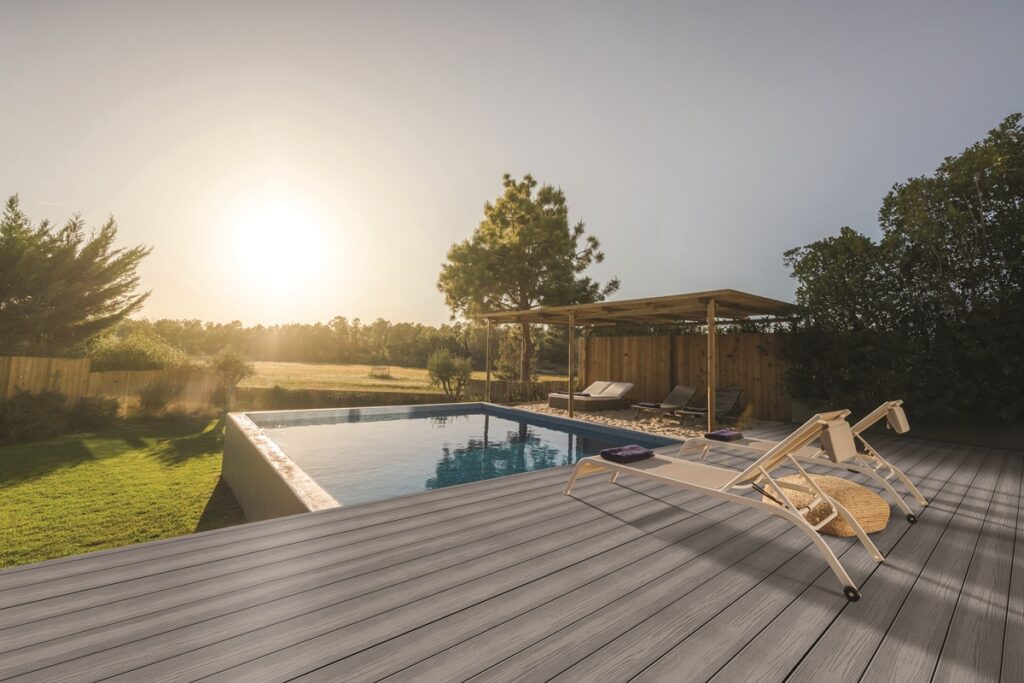 luxe zwembad met terras en overkapping