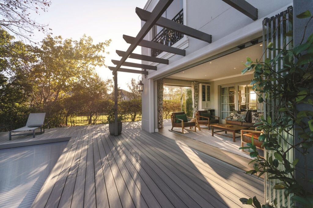 luxe zwembad met terras en overkapping