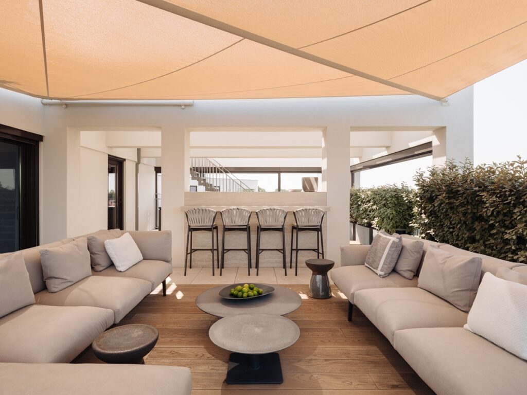 Dakterras met loungeset en bar en zonwering